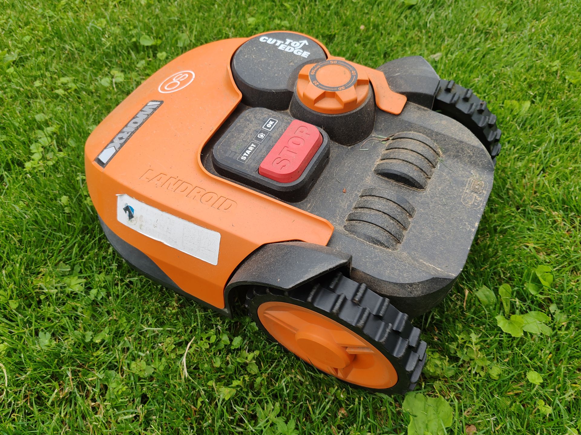 Robotgressklipper på solrik plen
